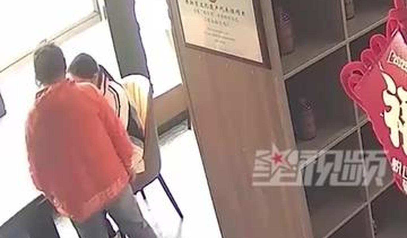ar星视频母女餐馆坐1小时未动筷老板果断报警：遭遇电信诈骗，已被转走6万00:52star星视频母女