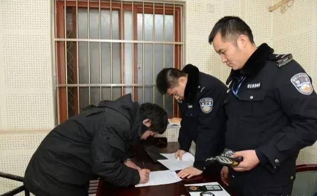 班主任侵犯学生家长，警方：构成猥亵！拘留7天