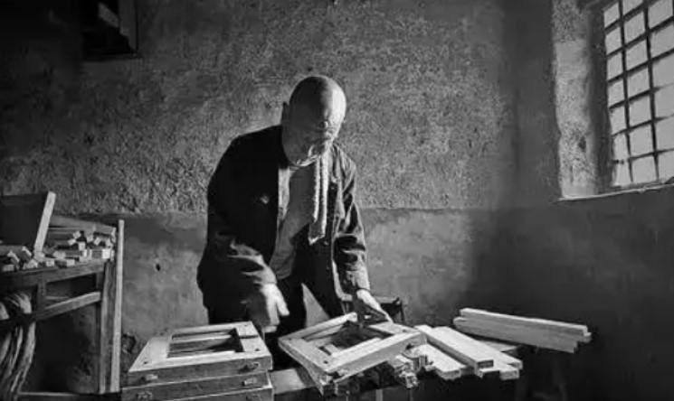 能够早早学会木匠手艺，足以证明王木匠是一个聪明人。可是自幼家贫，王