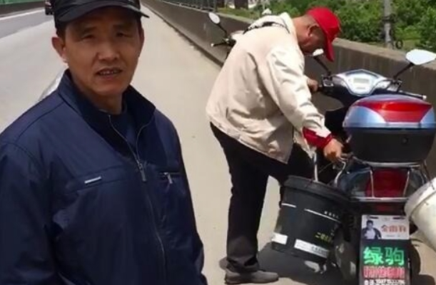 原创一家五口骑电动车误上高速