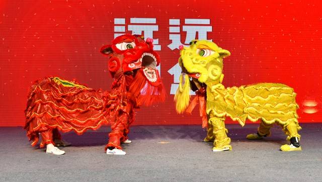 原创舞狮是我国传统年俗，狮子“点睛”一般用什么颜色，红色还是黑色