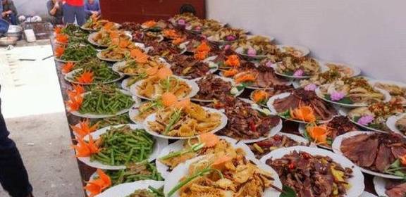 农村流水席，菜多分量大，一条糖醋鱼就让人吃醉了！_手机搜狐网