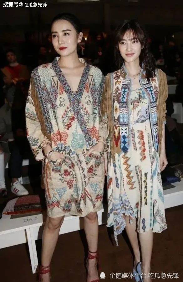 爱游戏ayx宋佳和王丽坤同框看秀两人同穿民族风连衣裙大小姐和丫鬟的差距一目了然(图2)