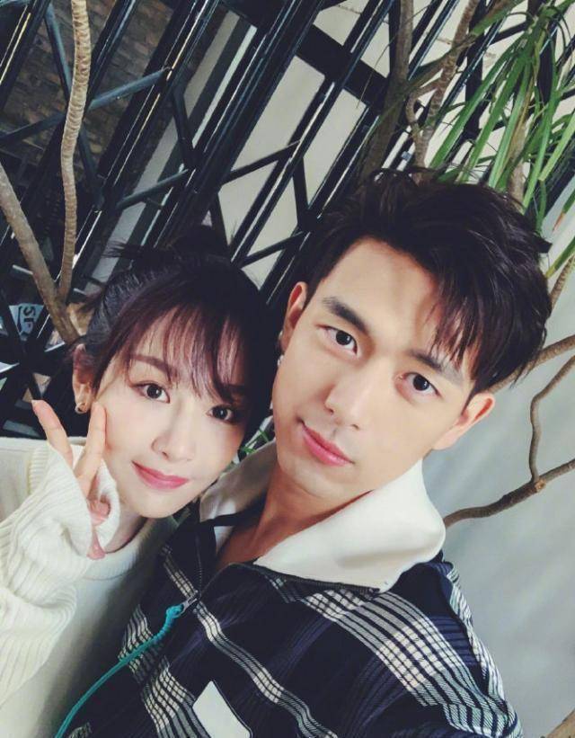 “童颜夫妇”再撒糖!李现晒照为杨紫庆生,杨紫:我最好的韩商言-李现看杨紫宠溺的眼神