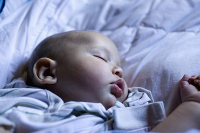 宝宝睡后大汗淋漓，睡眠不安，宝妈别不在意，可能患有脑瘫