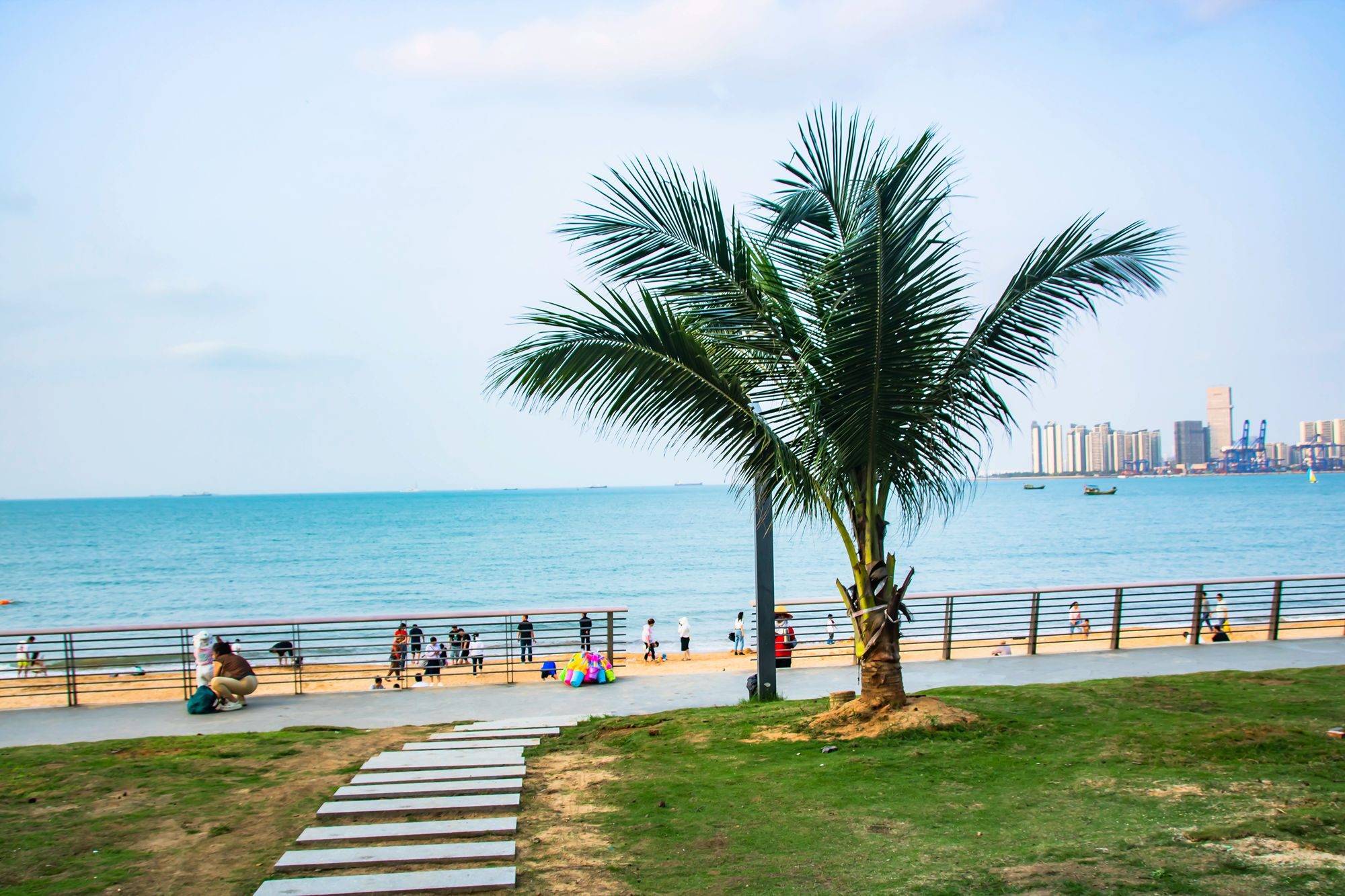 海口西秀海滩公园，空气清新，环境优美，是休闲度假的理想去处