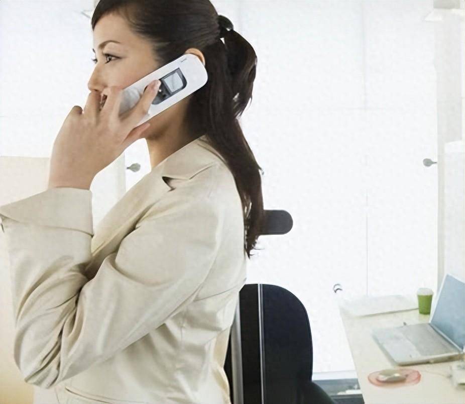 在日本工作的女人给老公打电话