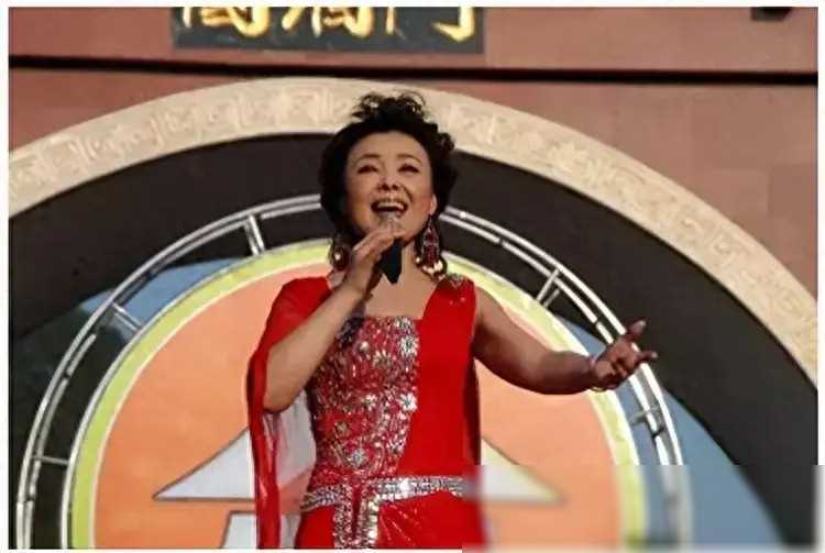 曾经的央视顶流主持人晚年身患精神疾病，年过七旬现状如何？
