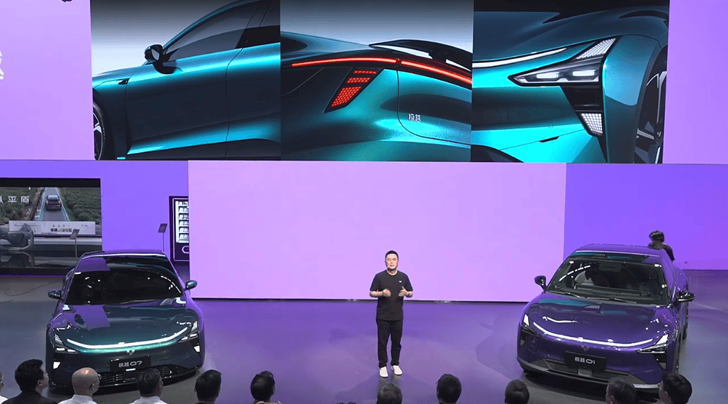 阔别四年,极越汽车机器人以极越智美 越来越AI主题亮相北京车展