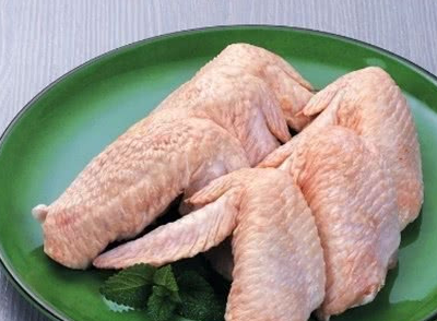 一只鸡就一对翅膀，市场上那么多冷冻鸡翅，究竟是怎么来的？