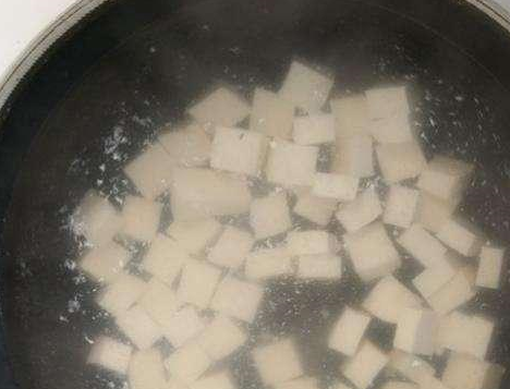 做豆腐不要直接下锅煎，多做这一步，鲜嫩入味还不容易碎