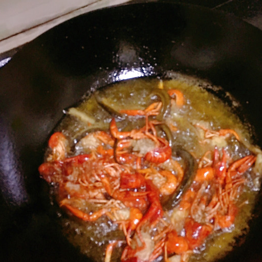 辣子鳝鱼小龙虾，肉质细嫩，香辣美味，别去大排档了