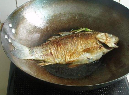 在家煎鱼时，别傻傻看到油热就下锅，牢记这一步，鱼皮不破不粘锅