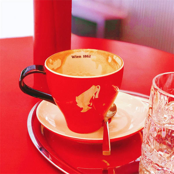 探索纯正奥地利咖啡风味，尽在小红帽咖啡里