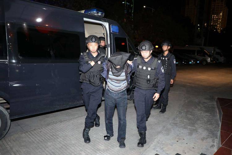上海冰柜藏尸案震惊社会：主犯临刑前忏悔，与母亲痛哭“我错了”