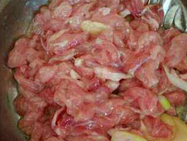 京酱肉丝家常做法，3张豆皮1斤猪肉，酱香味浓有特色，待客有面子