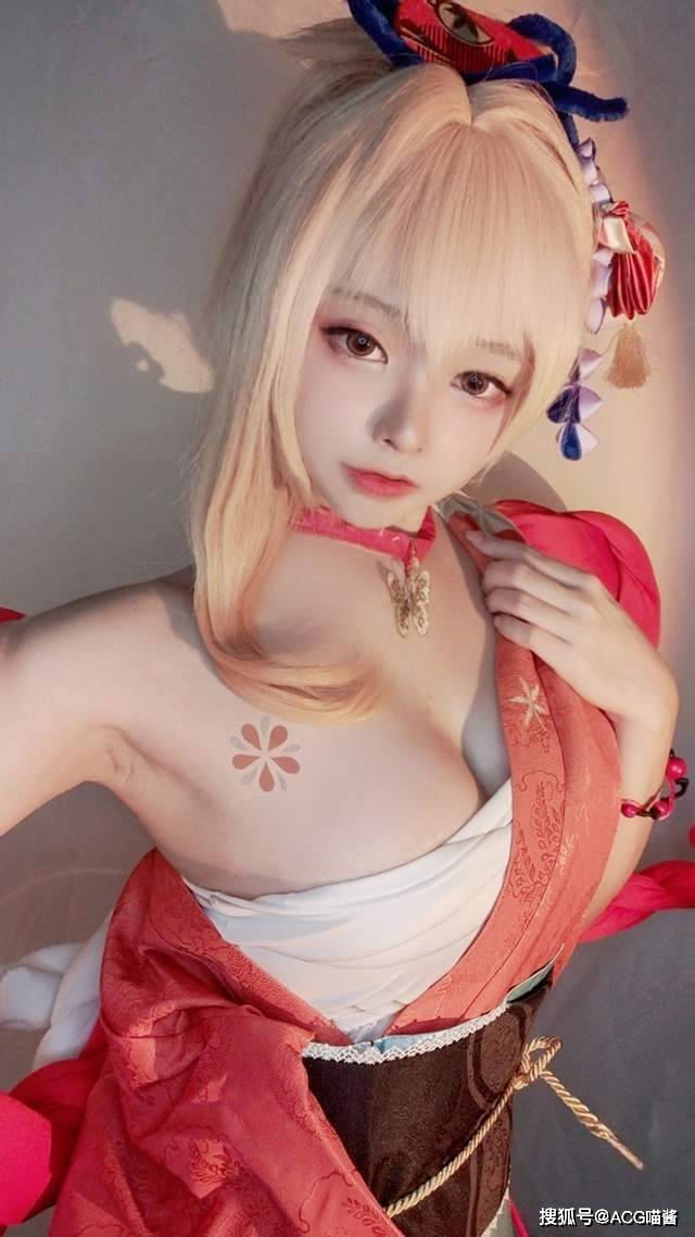 原创泰国神级COS女神惊艳漫展，热辣身材令人惊叹，网友打趣其神似八尺大人