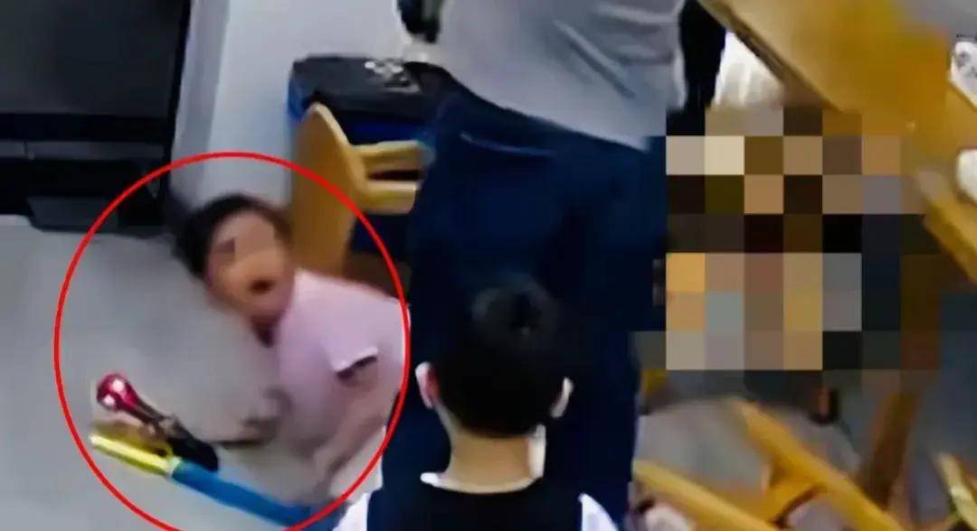 越闹越大！男子怒扇孩子后续：警方介入，宝妈还原现场，评论炸锅