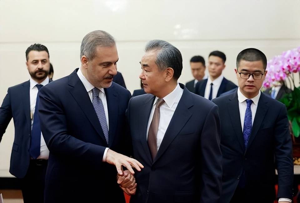 原创泽连斯基污蔑中国后，派人访华认错，但参加峰会的事，中方压根没搭茬