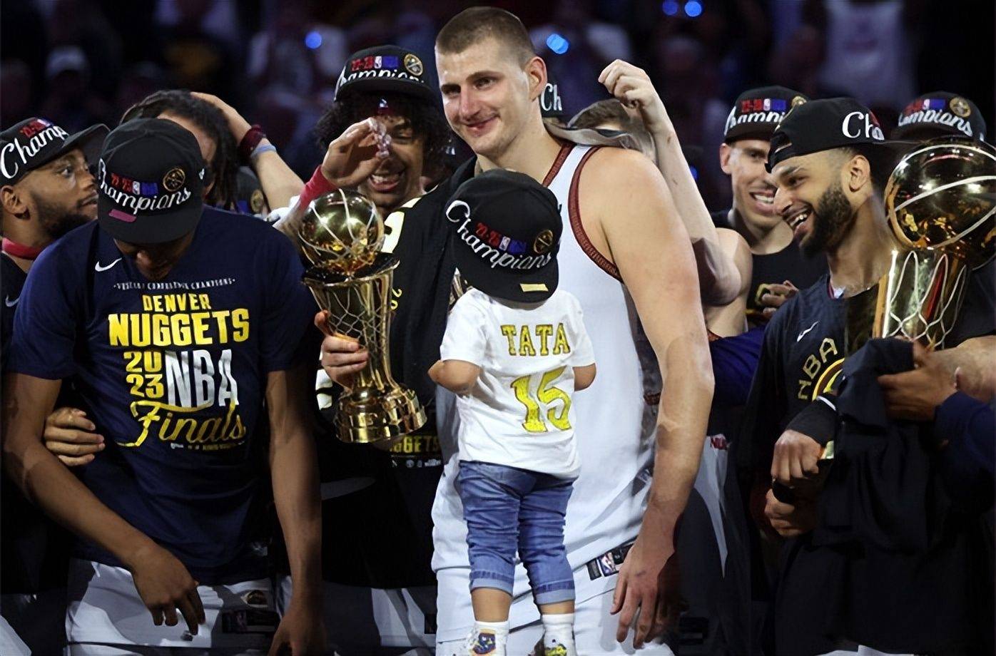 去年的NBA总决赛，约基奇率掘金夺冠，当选历史最低选秀顺位FMVP
