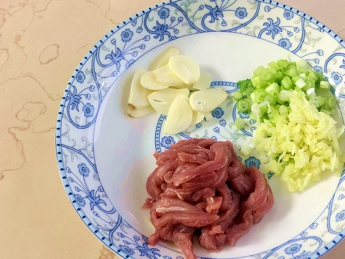 怎样做一碗简单的肉丝汤面？加入5种食材，简单调味，孩子特爱吃