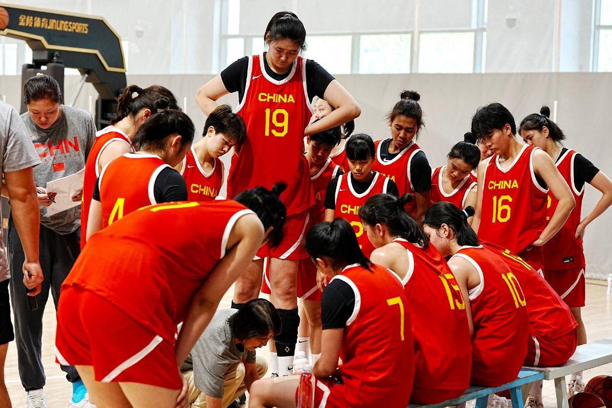 中国女篮17岁2米23天才获两大名宿调教！冠军教头大赞：看到未来