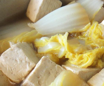 白菜炖豆腐时，顺序万万不能放错，否则白菜不入味，豆腐易炒碎！