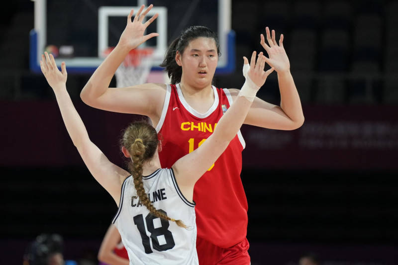 火出圈！中国女篮2米23天才统治球场，美媒：女版姚明2027冲WNBA
