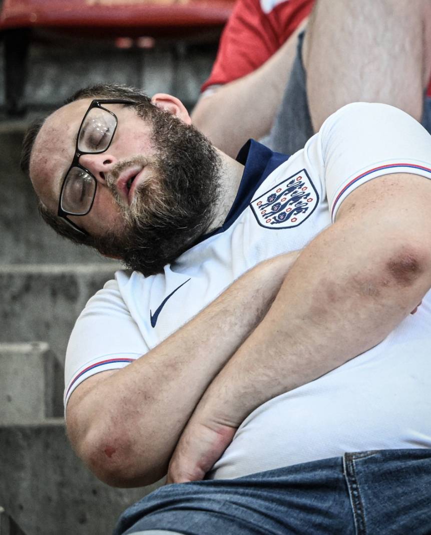 爆笑！英格兰催眠足球效果太好，球迷直接睡着，15亿阵踢得像国足
