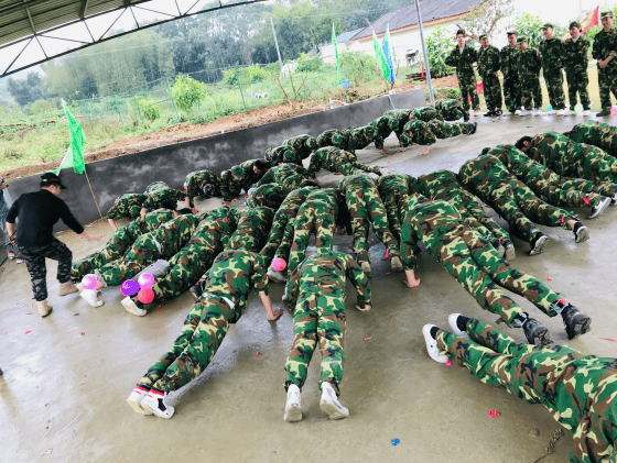 广州夏必一运动官网令营：锻造意志塑造未来的战士(图1)