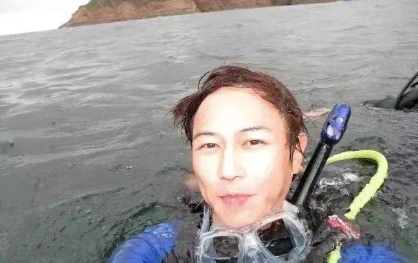 46岁陈键锋发自拍吓坏不少网友！毛孔粗大，肥胖变形！像个老头
