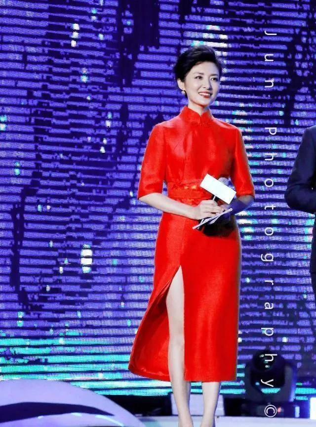 央视一姐周涛与老公结束12年婚姻，现在的她已经走上了另一条大道