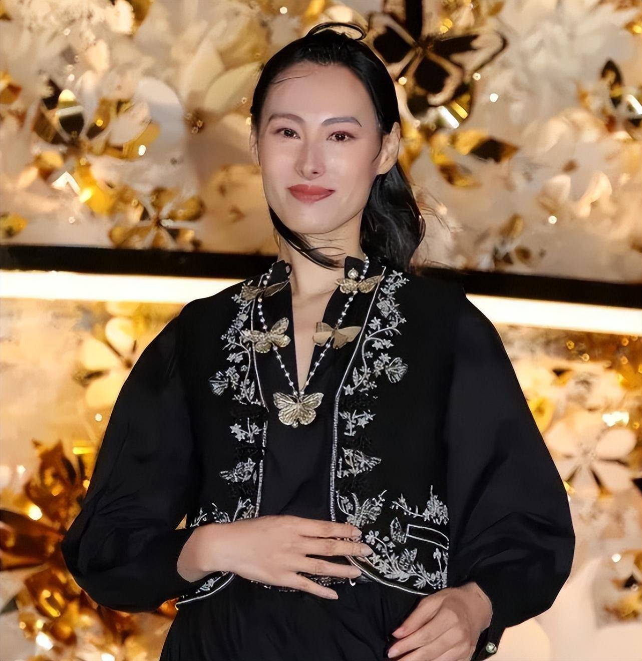 梁洛施李泽楷有说有笑举止亲密，被问复合，梁洛施甜蜜回答9个字
