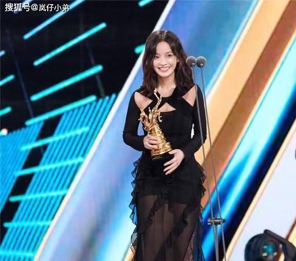 当红00后女演员恋情曝光，零距离亲密照公布，男方身份曝光遭吐槽