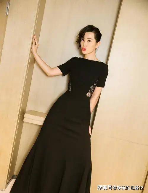 与导演同居12年遭抛弃，今47岁身价高达40亿，曾把黄渤吻到害羞