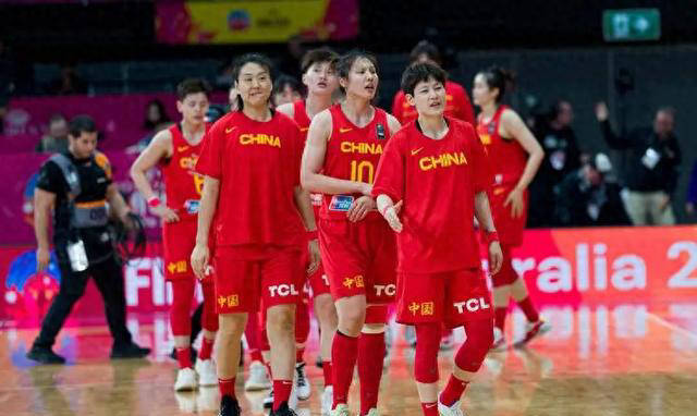中国女篮输球后获得意外惊喜！李月汝与李梦状态回暖