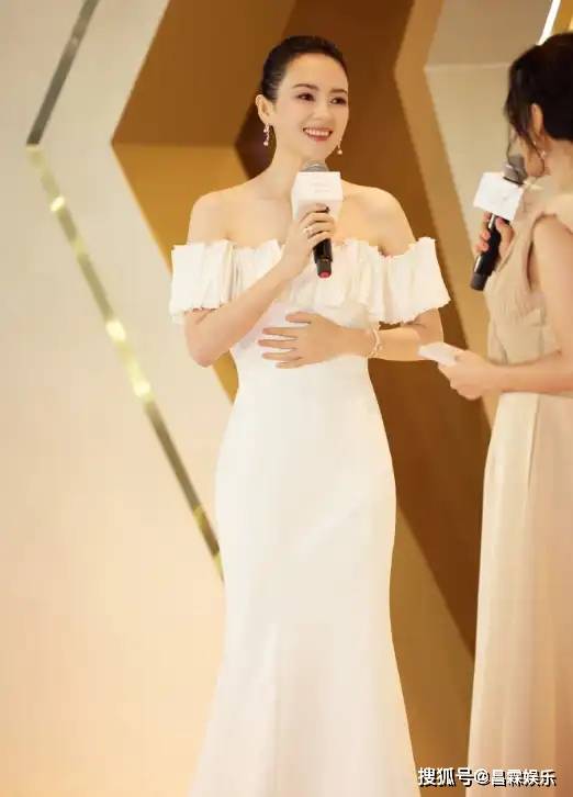 原创章子怡母女仨游玩，宠溺帮儿女拍照，醒醒晒黑了与妈妈肤色差明显