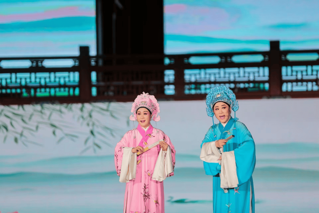 越剧《十八相送》由国家级优秀演员倾情演绎,以其细腻的情感表达和婉转