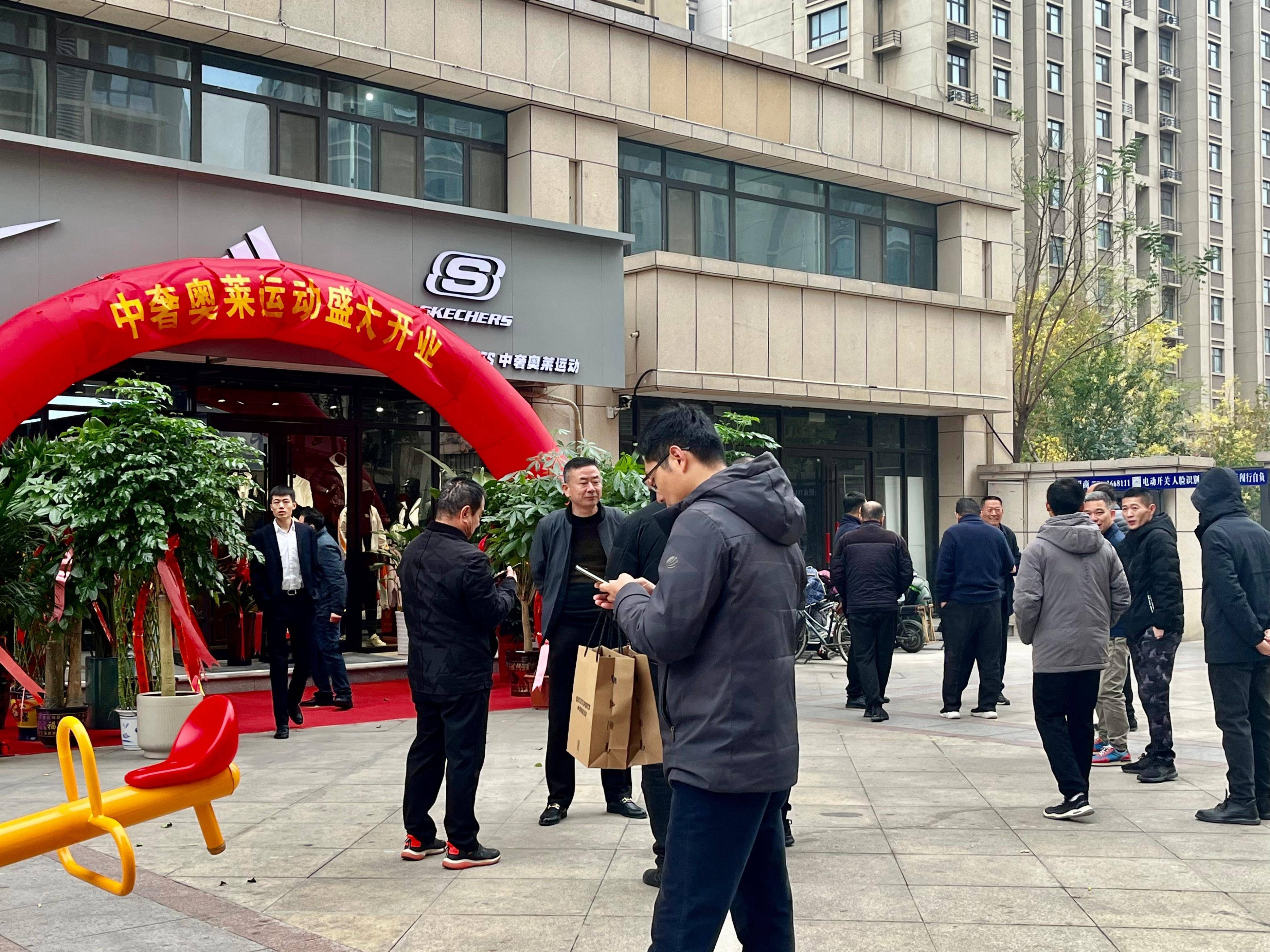 耐克阿迪达斯折扣店，适合零基础创业者吗？