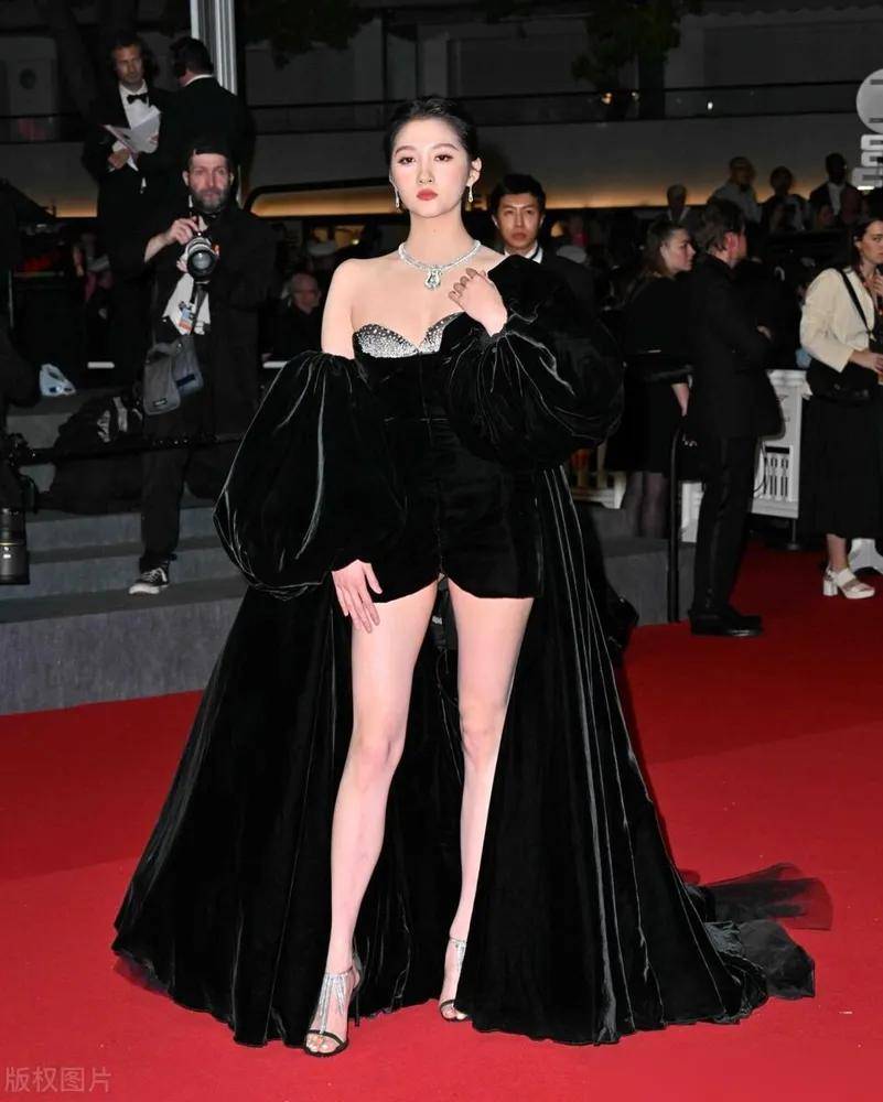 原创关晓彤胖了真性感，晒泳装照腰臀比绝了，大长腿更是美到不可方物，鹿晗真幸福
