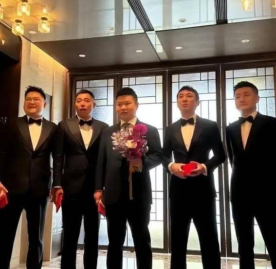 王思聪现身上海当伴郎！穿平价西服超低调，新郎新娘背景大有来头