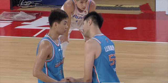 原创 山东男篮大胜福建,核心高诗岩20+7+7,谢智杰助攻表现抢眼-山东男篮想买断高诗岩的球员吗