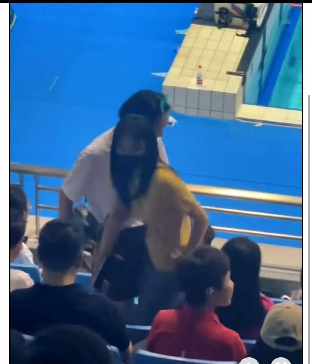 孙杨妻子张豆豆现身全国夏季游泳锦标赛,将观战孙杨400自决赛-孙杨泳游1500视频