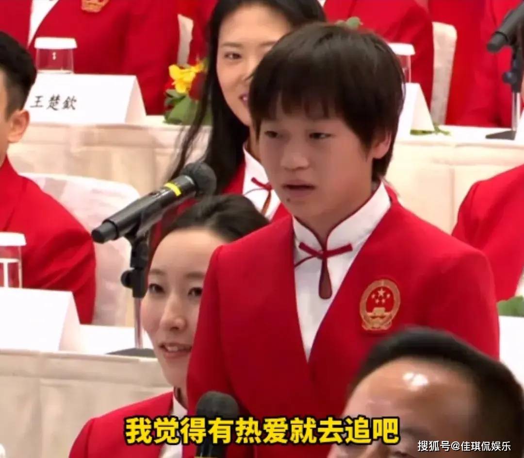 原创 被点名,全红婵站起来回答问题,像被老师抓包,笑坏前排的局长!-太现实!全红婵夺冠全家翻身