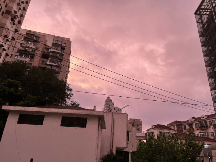 台风“贝碧嘉”不寻常，上海天红了！