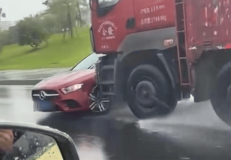货车雨中横向推行奔驰汽车90余秒，奔驰品牌获得一则“活广告”