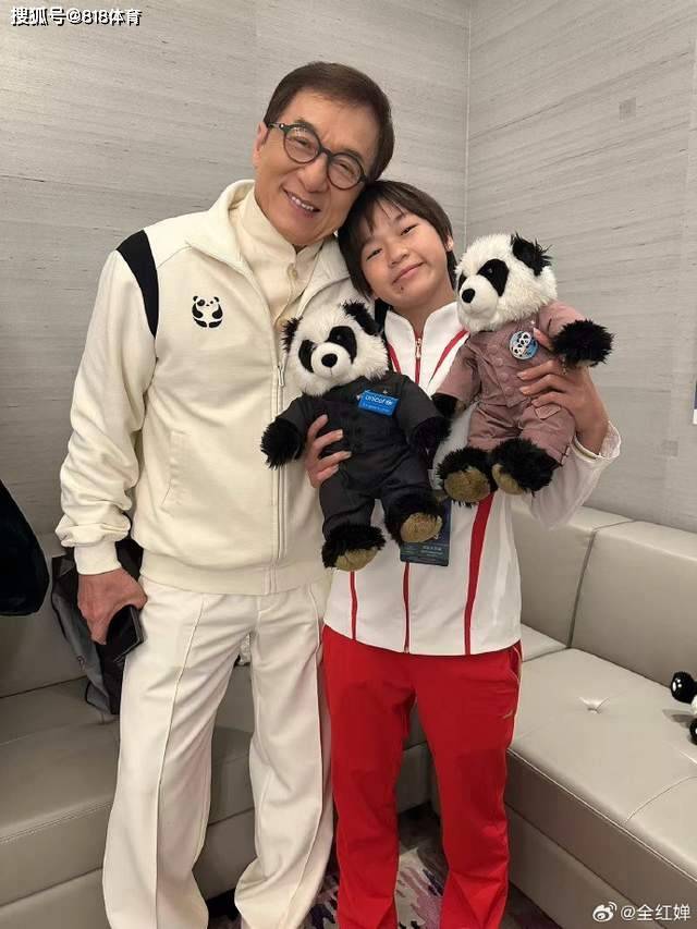 有爱!全红婵晒与成龙大哥合影,大哥送她最新电影《熊猫计划》玩偶