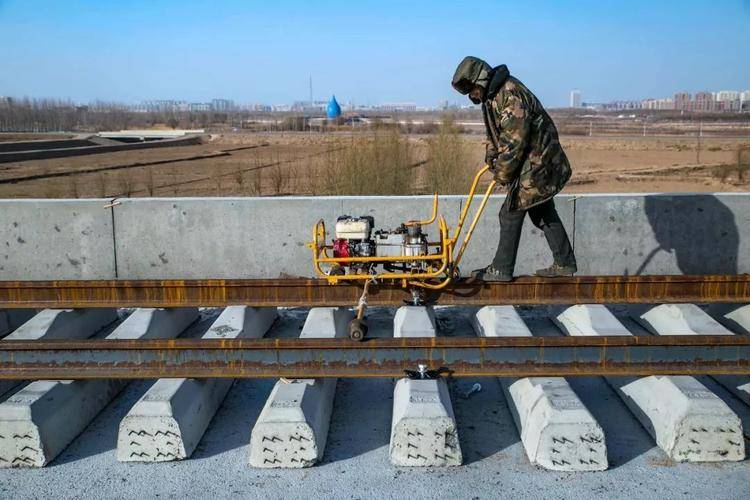 高铁钢轨一根长500米，重30吨，如何运输铺设？中国高铁的黑科技