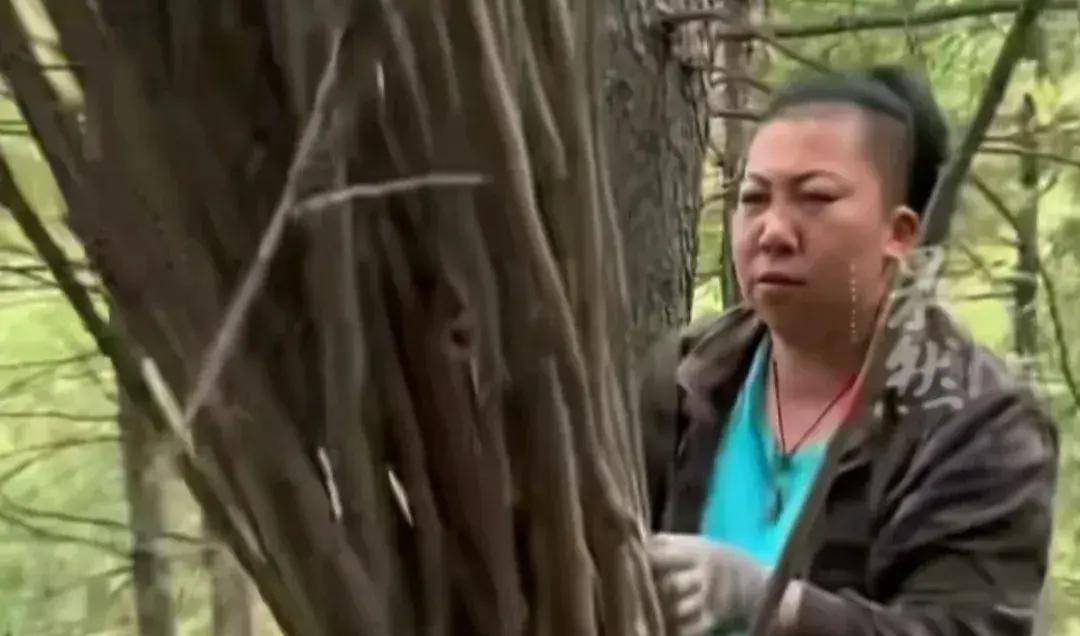 东北雨姐新视频！面部消瘦憔悴，小号拍摄新环境简陋，还是在农村