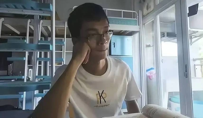 唐尚珺表示中学课程更容易学，目前还没有考虑复读参加25年高考_故事_都让人_什么